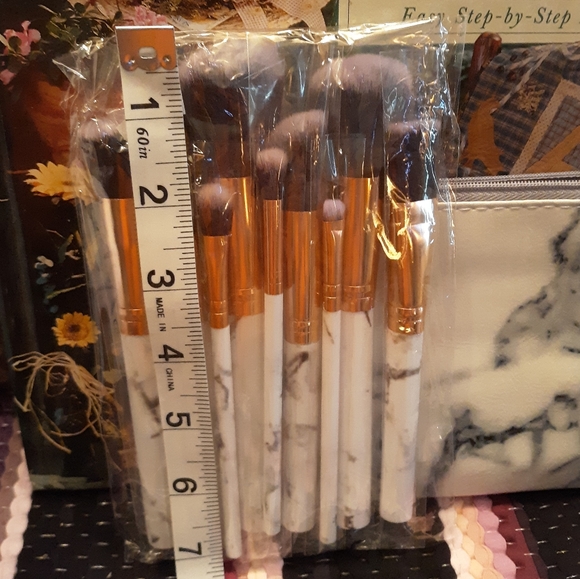 🆕️LAST SET♥️MARBLE DESIGN BRUSH SET W/ POUCH♥️ - Picture 7 of 8